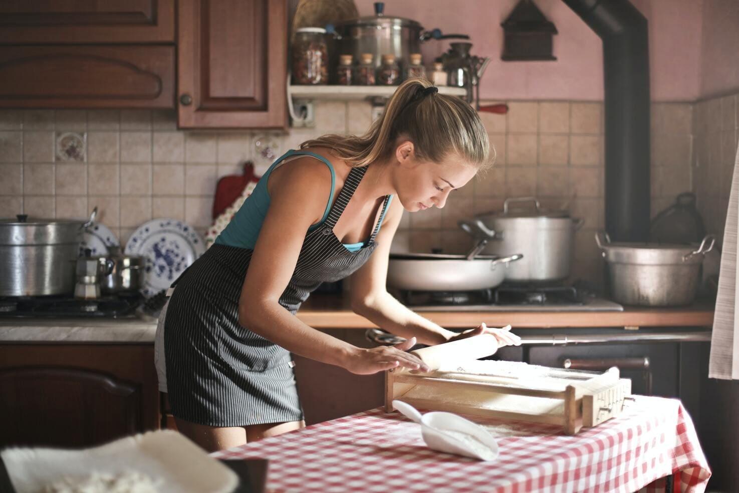 Pessoa trabalhando na produção de alimentos