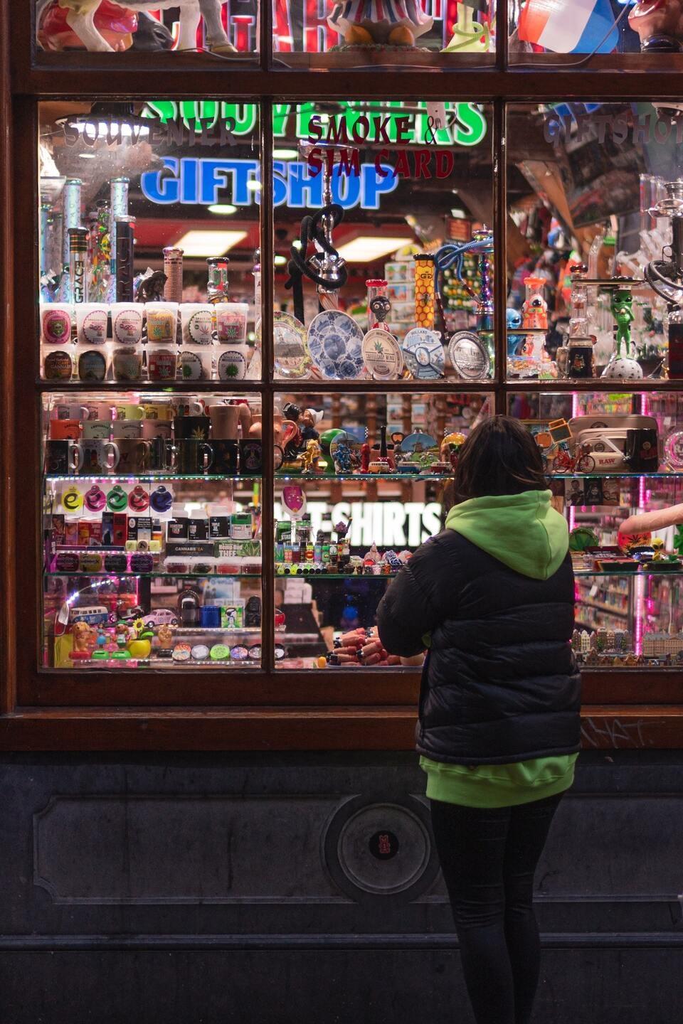 Cliente em frente a uma loja de presentes