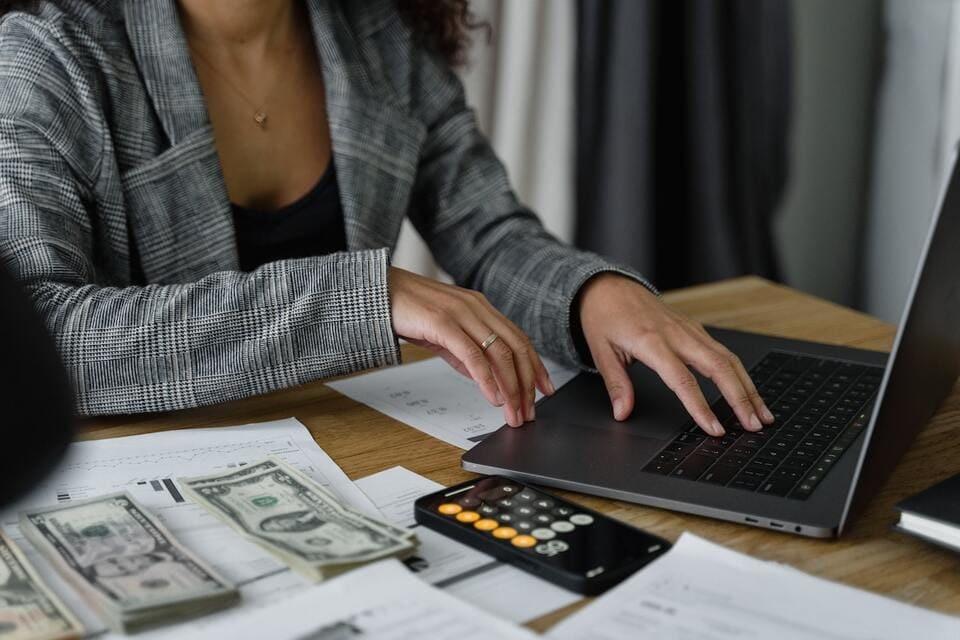 Mulher analisando o resultado financeiro